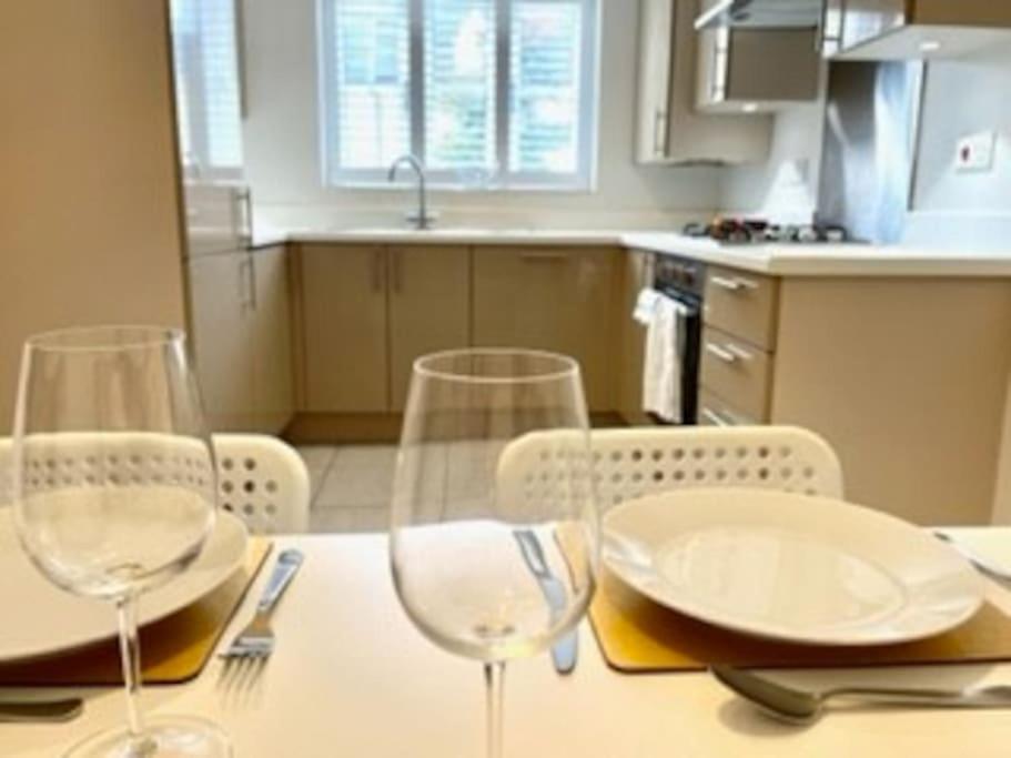 Modern Town House In Cotswolds - 3 Double Bedrooms Witney Exteriör bild