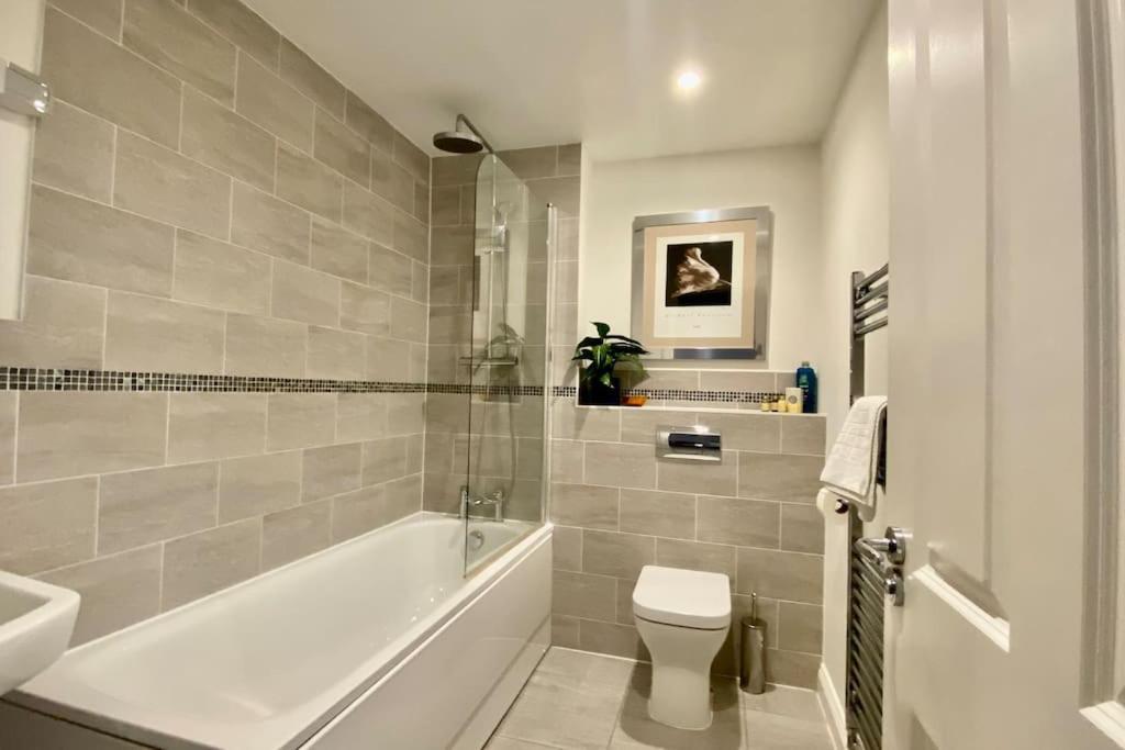 Modern Town House In Cotswolds - 3 Double Bedrooms Witney Exteriör bild