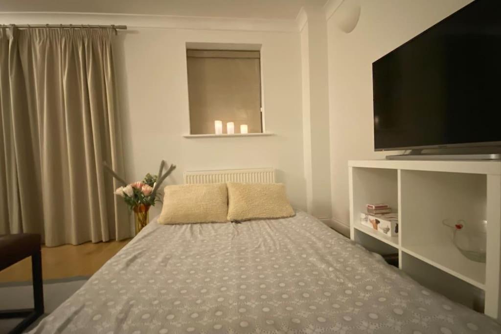 Modern Town House In Cotswolds - 3 Double Bedrooms Witney Exteriör bild