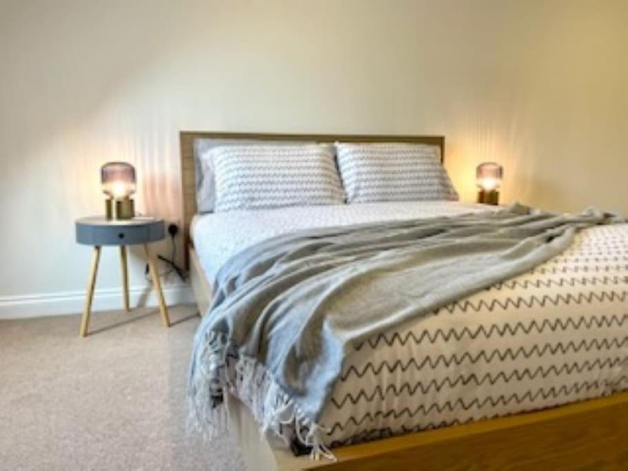 Modern Town House In Cotswolds - 3 Double Bedrooms Witney Exteriör bild