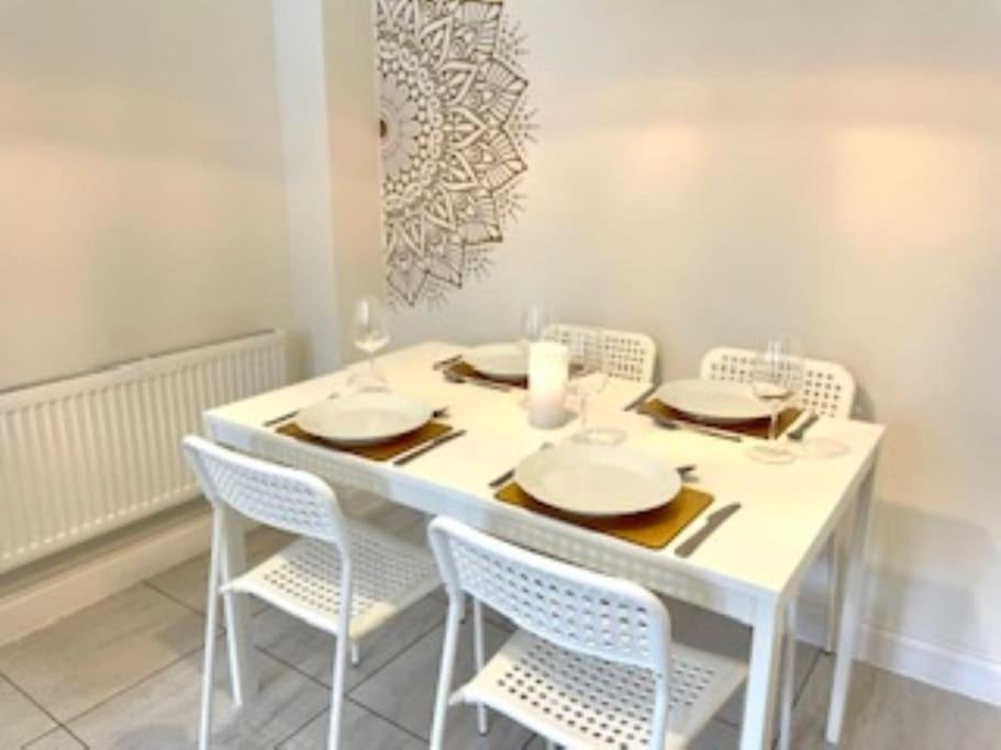 Modern Town House In Cotswolds - 3 Double Bedrooms Witney Exteriör bild