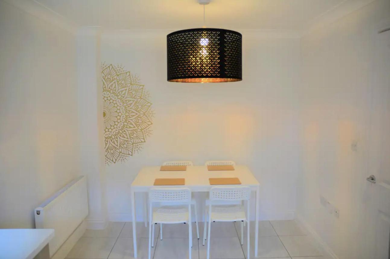 Modern Town House In Cotswolds - 3 Double Bedrooms Witney Exteriör bild